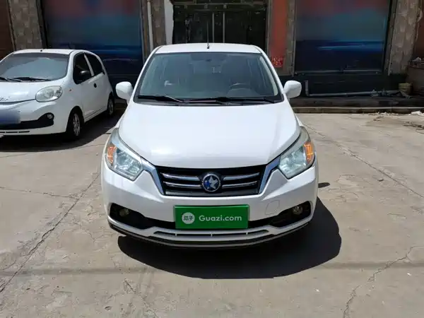 Venucia R50 2015