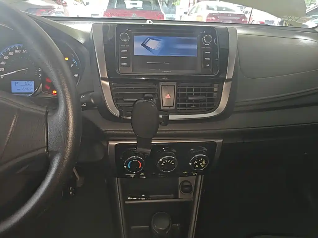 Toyota Yaris L 2017 — фото 13