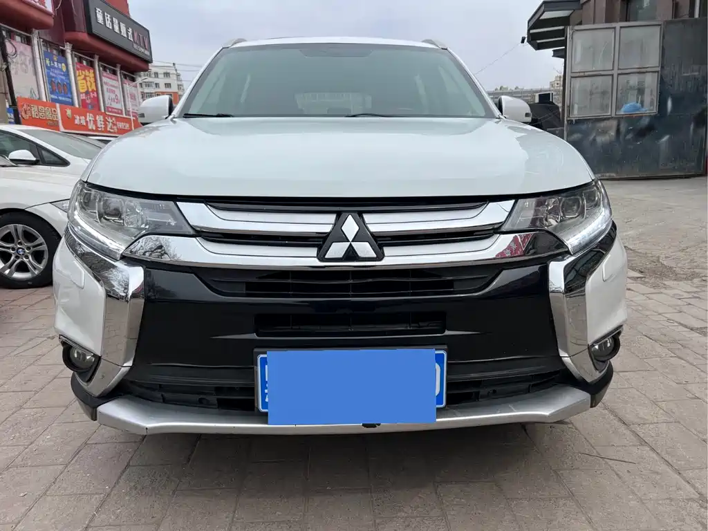 Mitsubishi Outlander 2017 — фото 2