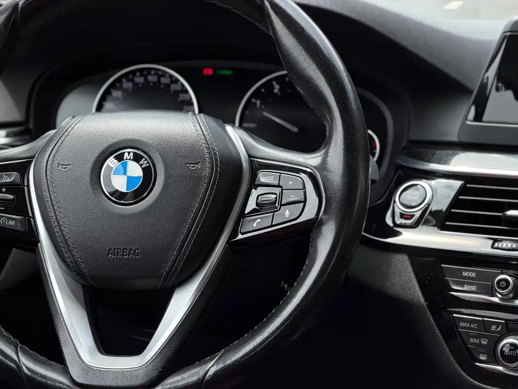BMW 5 Series 2018 — фото 17