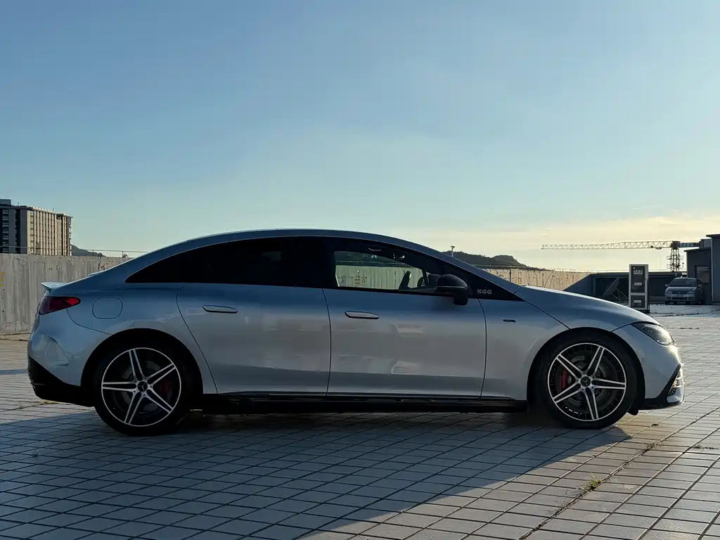 Mercedes-Benz EQE AMG 2024 — фото 4