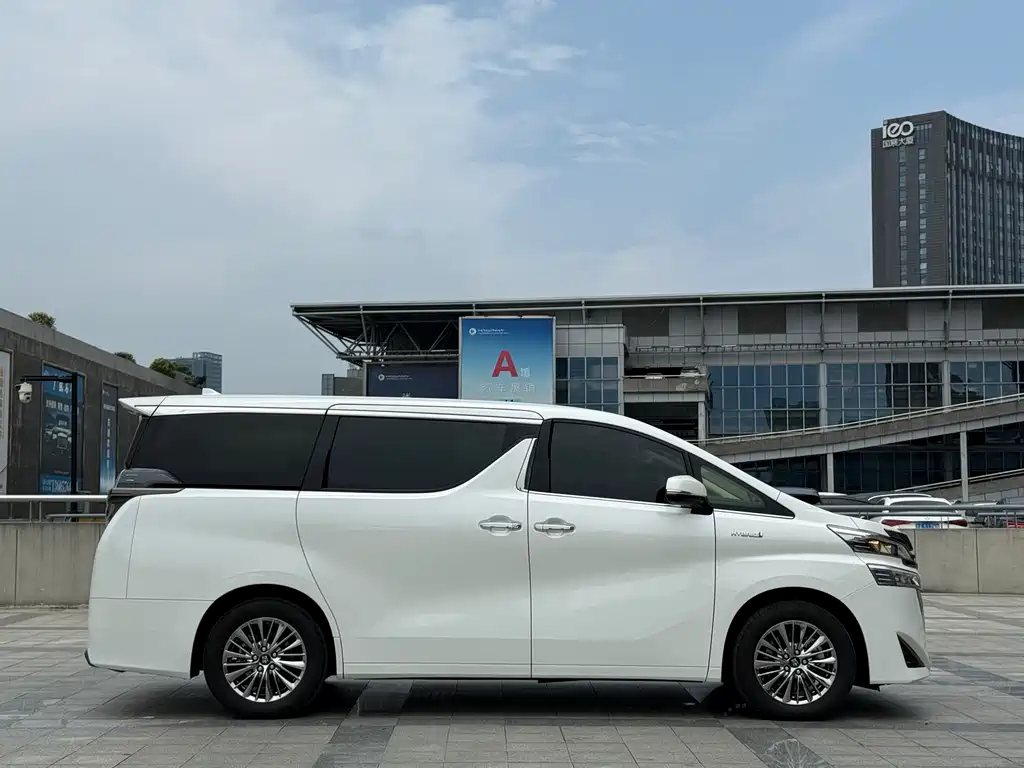 Toyota Vellfire 2023 — фото 6