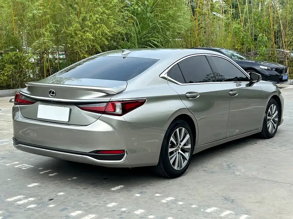 Lexus ES 2018 — фото 7