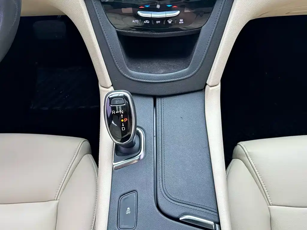 Cadillac XT5 2017 — фото 10