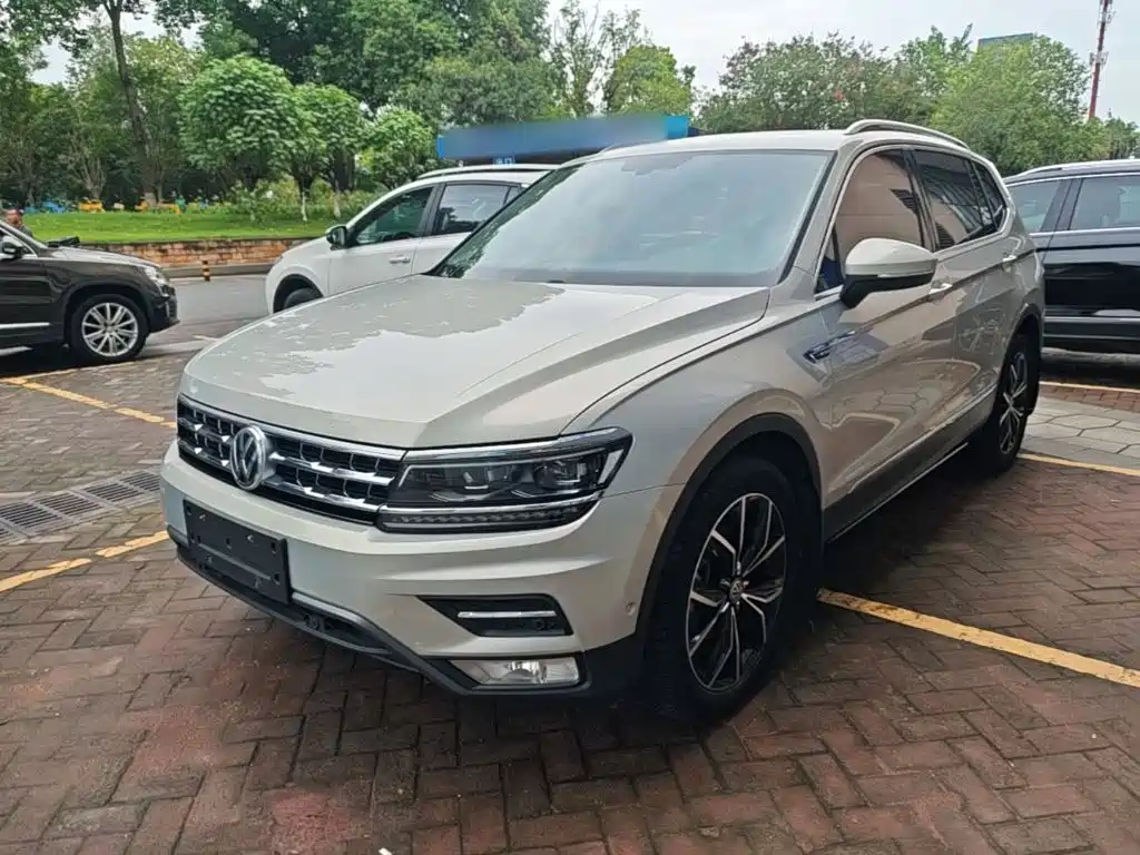 Volkswagen Tiguan L 2018 — фото 1