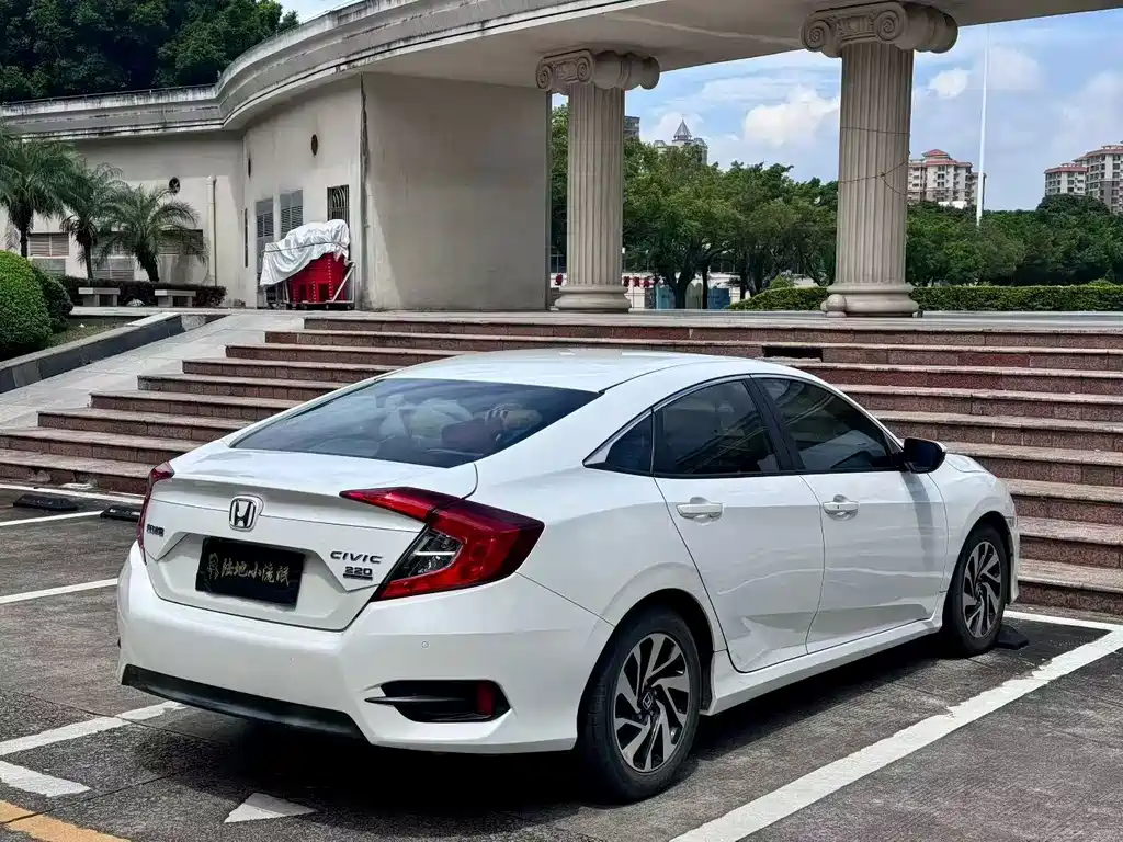 Honda Civic 2018 — фото 10