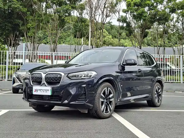 BMW iX3 2025