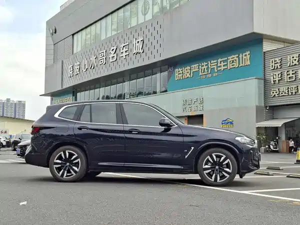 BMW iX3 2025