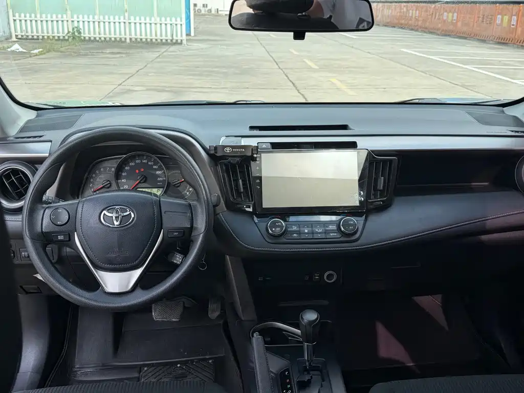 Toyota RAV4 2019 — фото 12