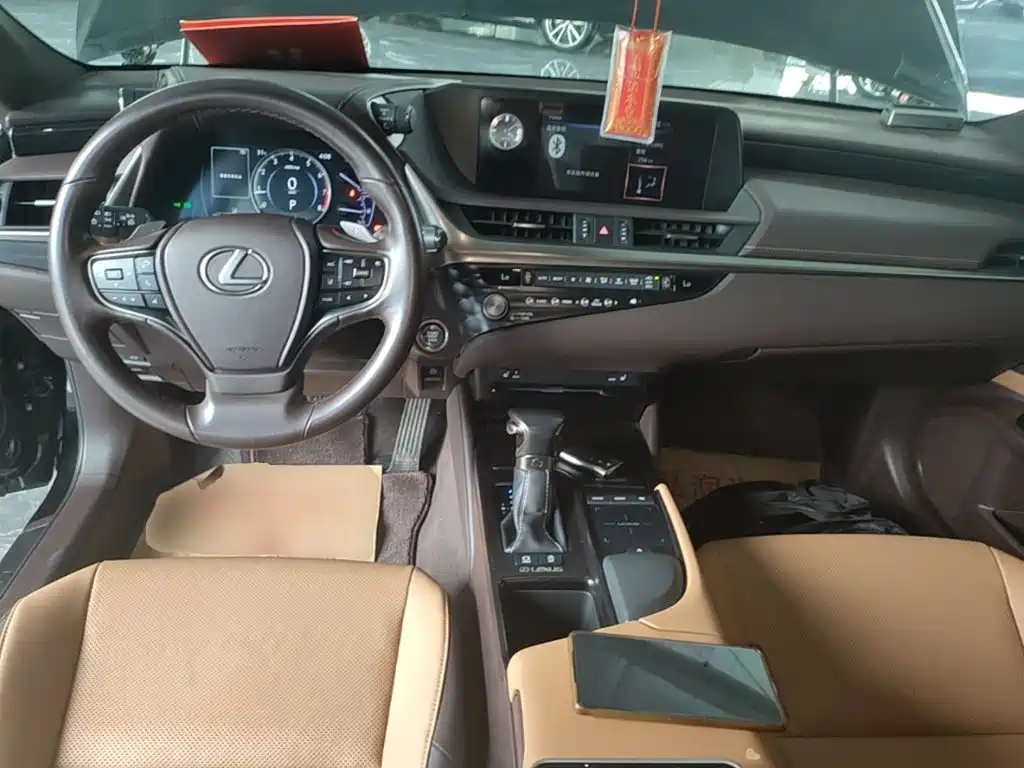 Lexus ES 2020 — фото 10