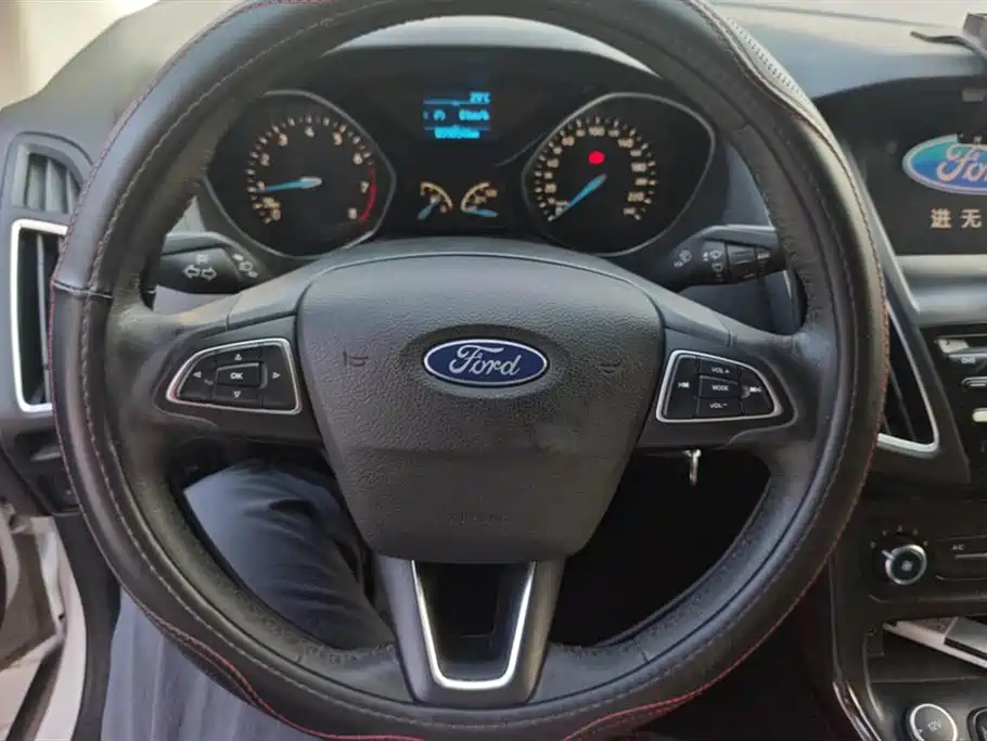 Ford Focus 2018 — фото 15
