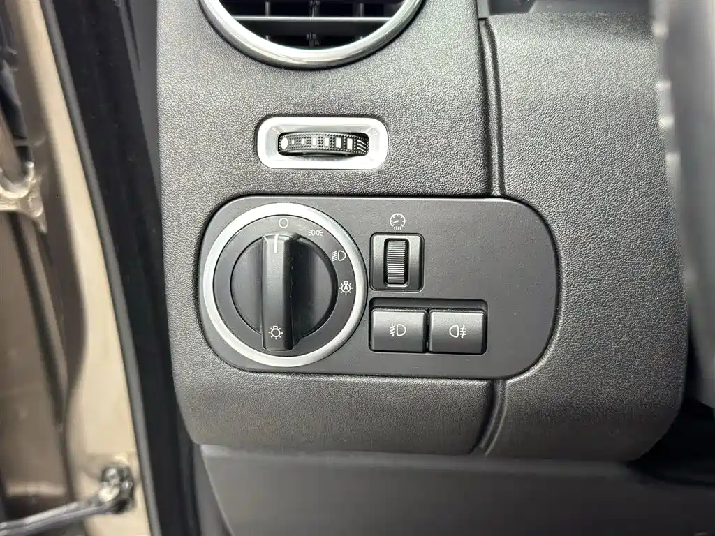 Land Rover Discovery 2015 — фото 16