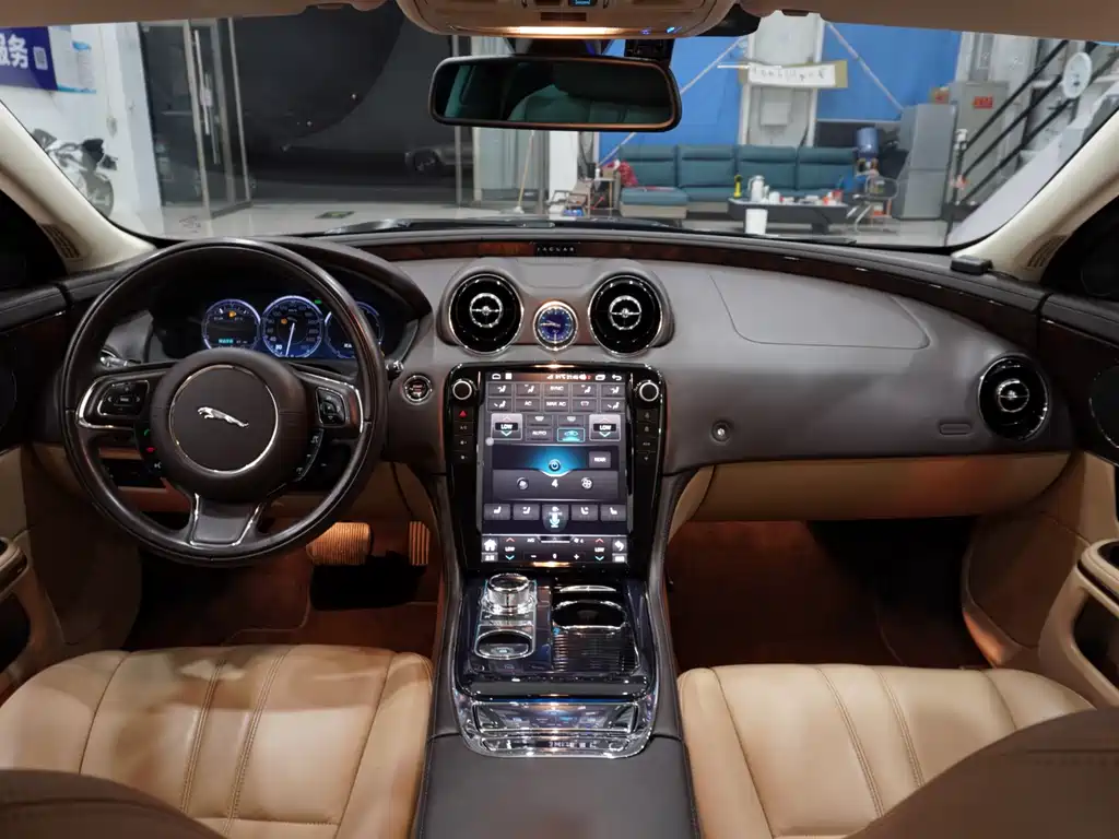 Jaguar XJ 2012 — фото 9