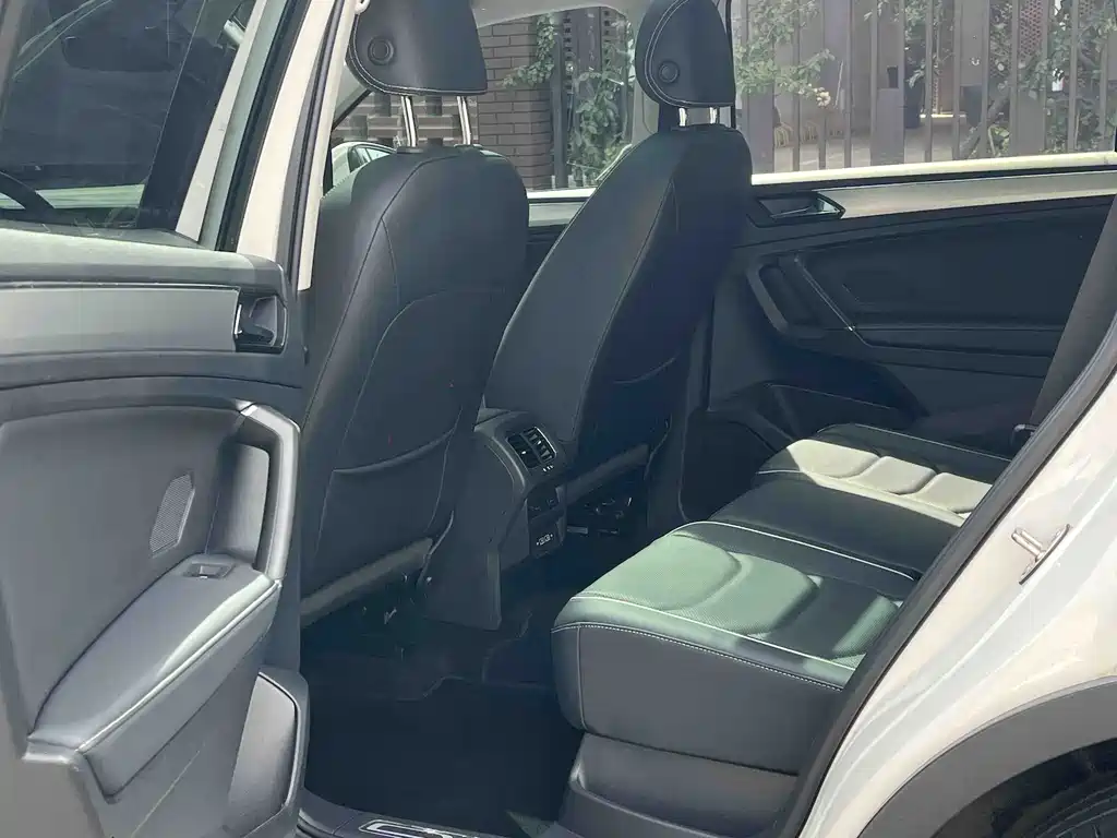 Volkswagen Tiguan L Plug-In Hybrid 2021 — фото 11