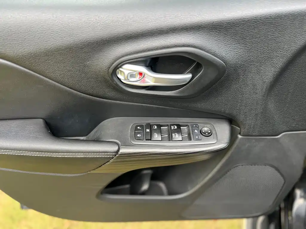 Jeep Cherokee 2017 — фото 17