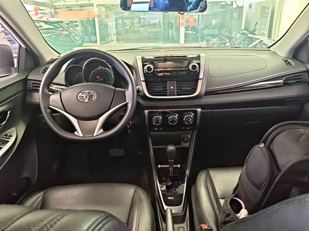 Toyota Yaris L 2017 — фото 10