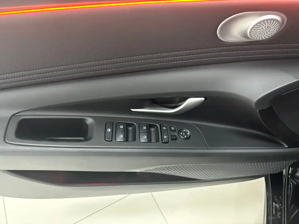 Hyundai Elantra 2023 — фото 11