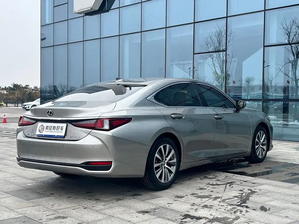 Lexus ES 2018 — фото 5
