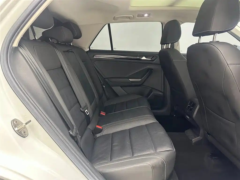 Volkswagen T-Roc 2023 — фото 16