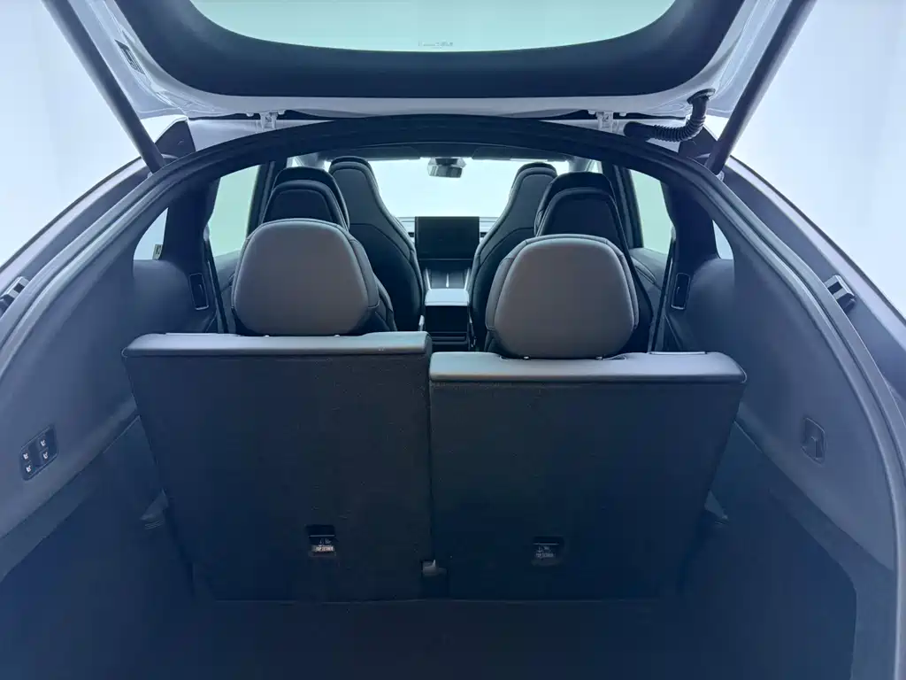 Tesla Model Y 2025 — фото 10