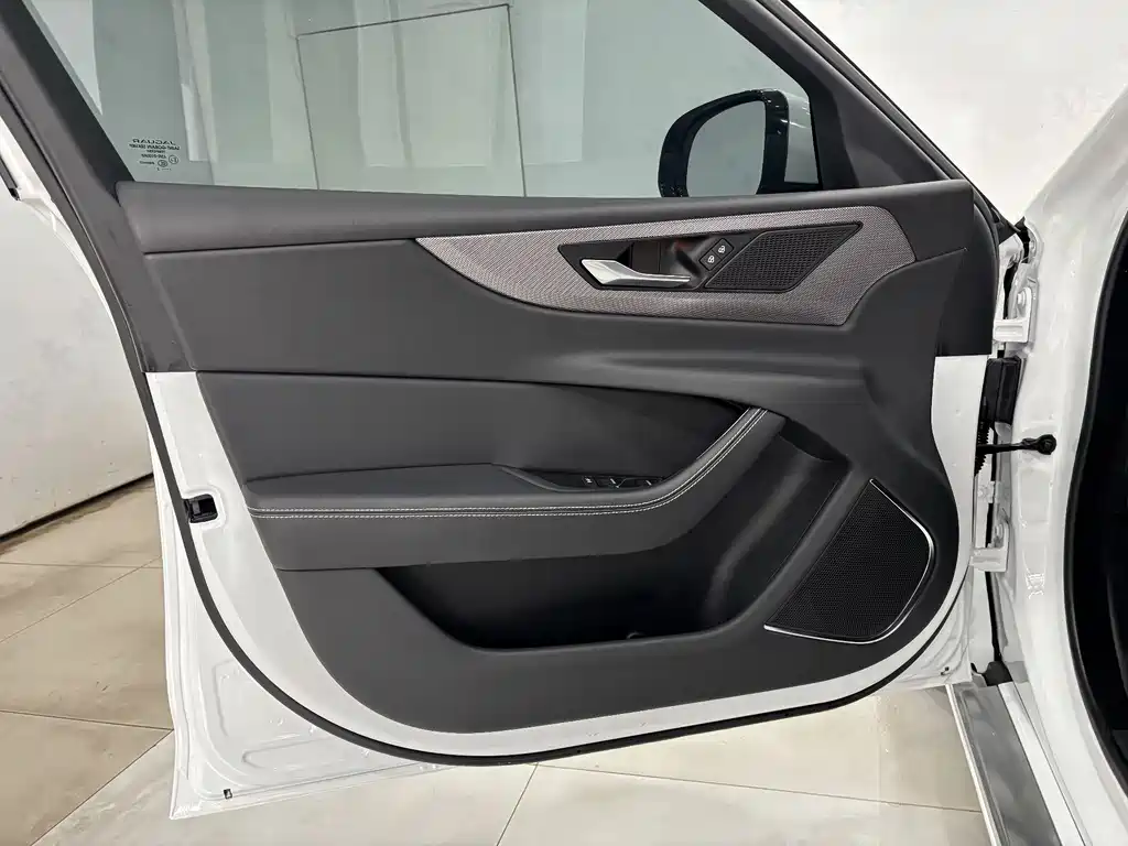 Jaguar XEL 2023 — фото 10