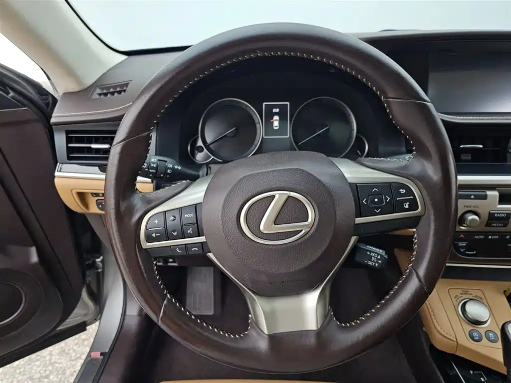 Lexus ES 2017 — фото 11