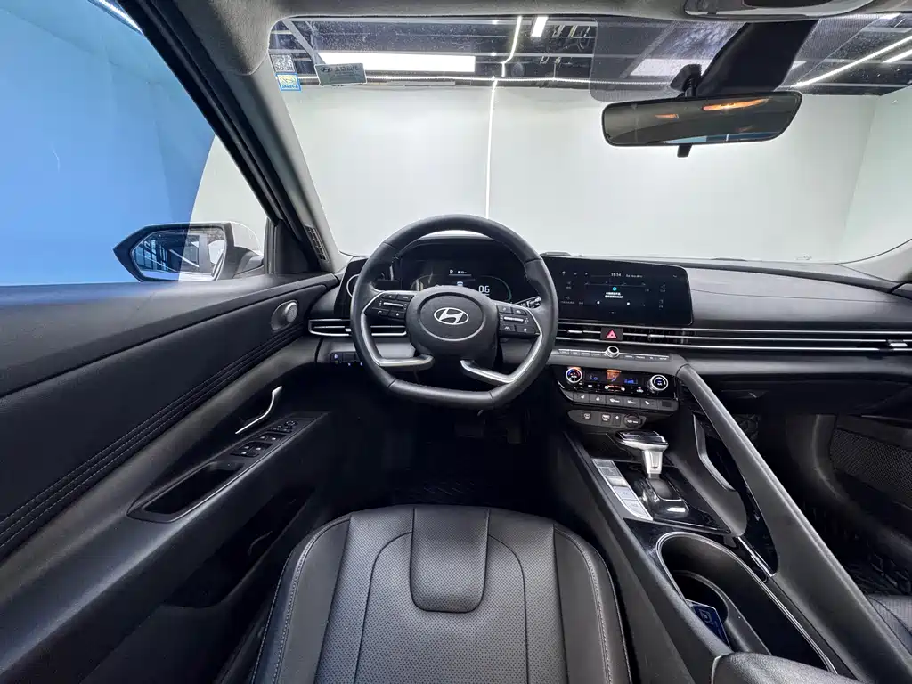 Hyundai Elantra 2023 — фото 24
