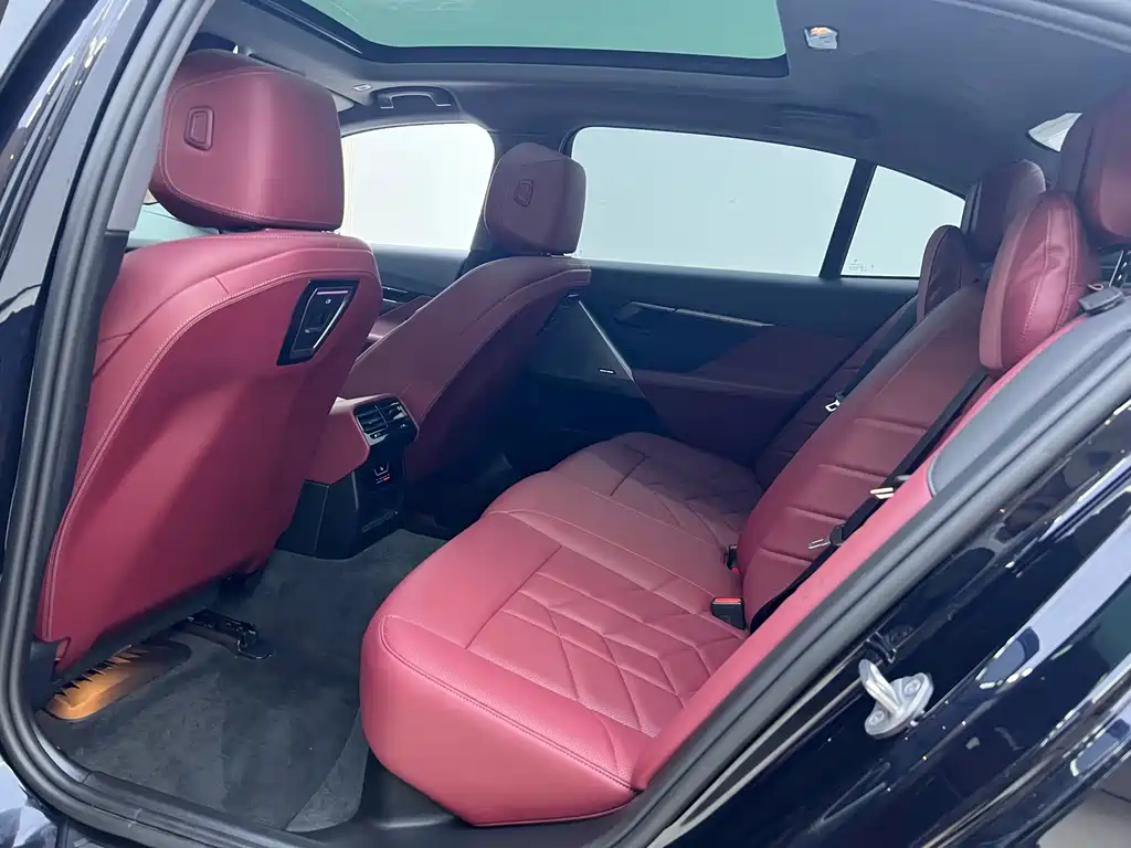 BMW 5 Series 2024 — фото 18