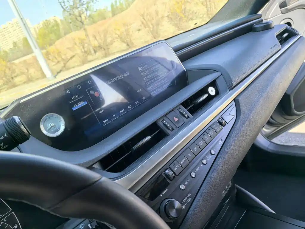 Lexus ES 2019 — фото 11