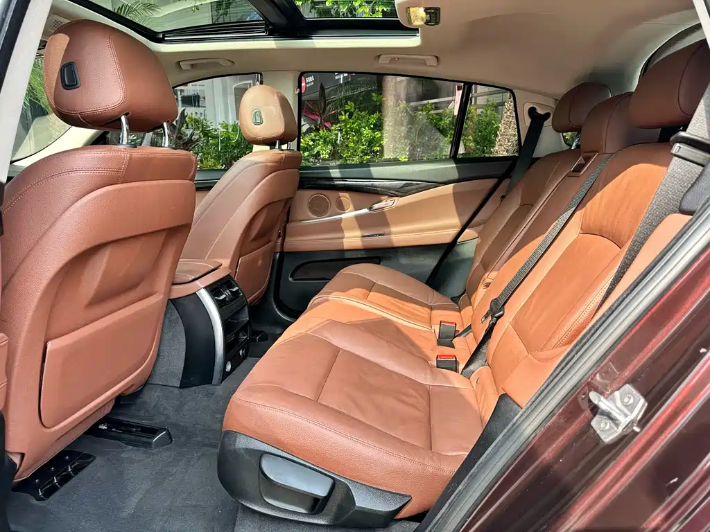 BMW 5 Series GT 2015 — фото 28