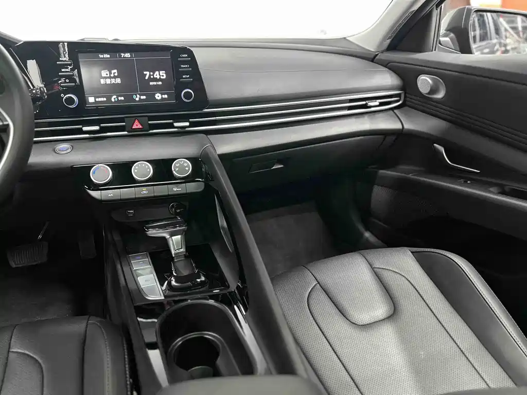 Hyundai Elantra 2024 — фото 13
