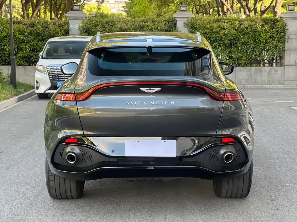 Aston Martin DBX 2024