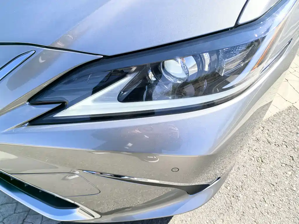 Lexus ES 2019 — фото 16