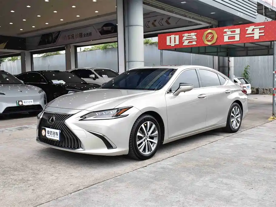 Lexus ES 2019 — фото 1