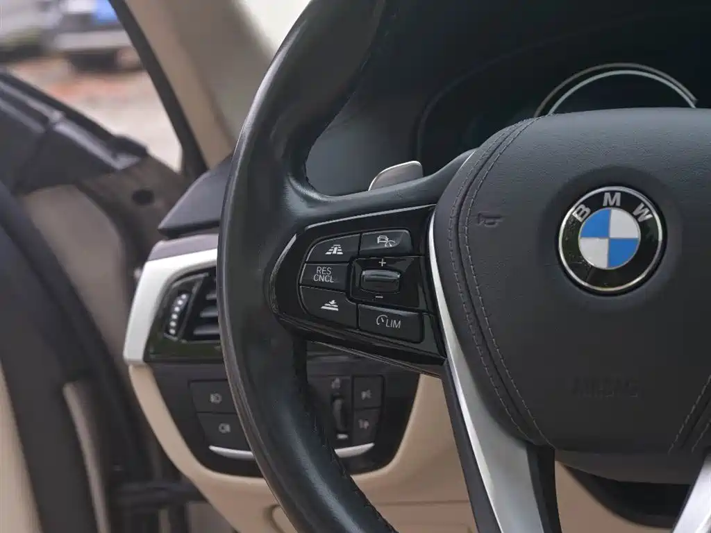 BMW 5 Series 2018 — фото 12