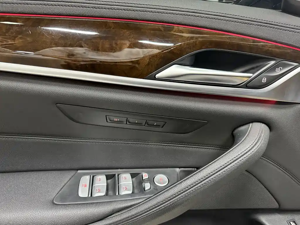 BMW 5 Series 2018 — фото 19