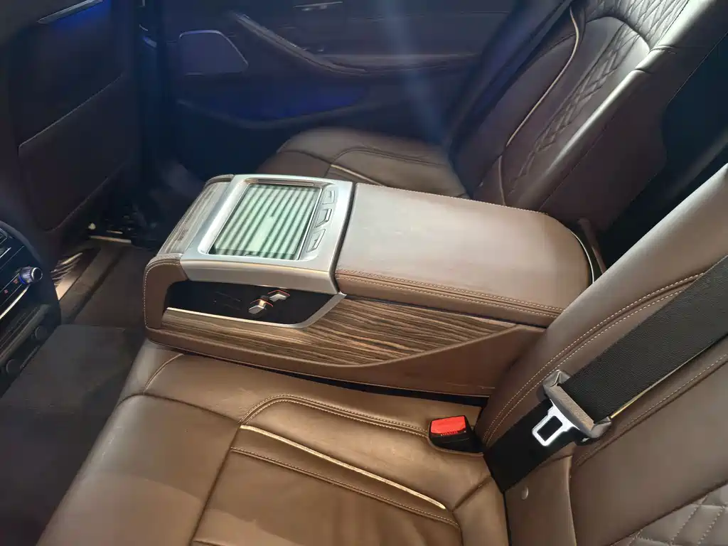 BMW 5 Series 2019 — фото 15