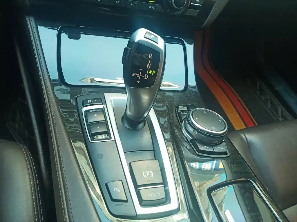 BMW 5 Series 2017 — фото 10