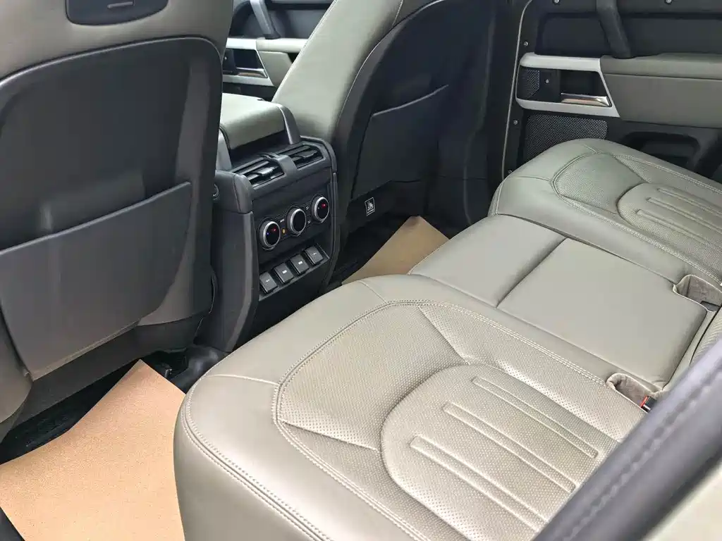Land Rover Defender 2021 — фото 16