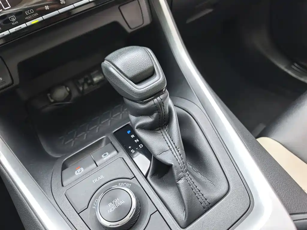 Toyota RAV4 2020 — фото 15