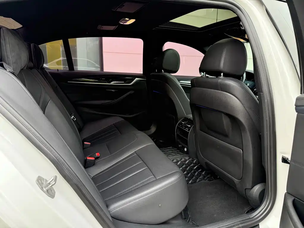 BMW 5 Series 2018 — фото 12