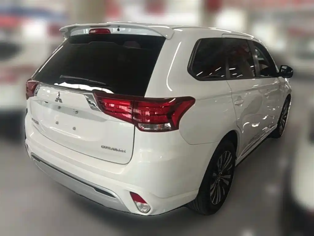 Mitsubishi Outlander 2021 — фото 12