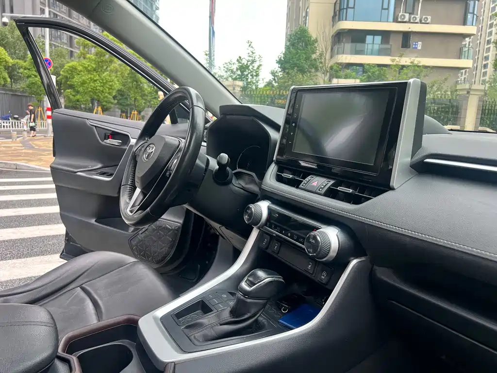 Toyota RAV4 2020 — фото 12