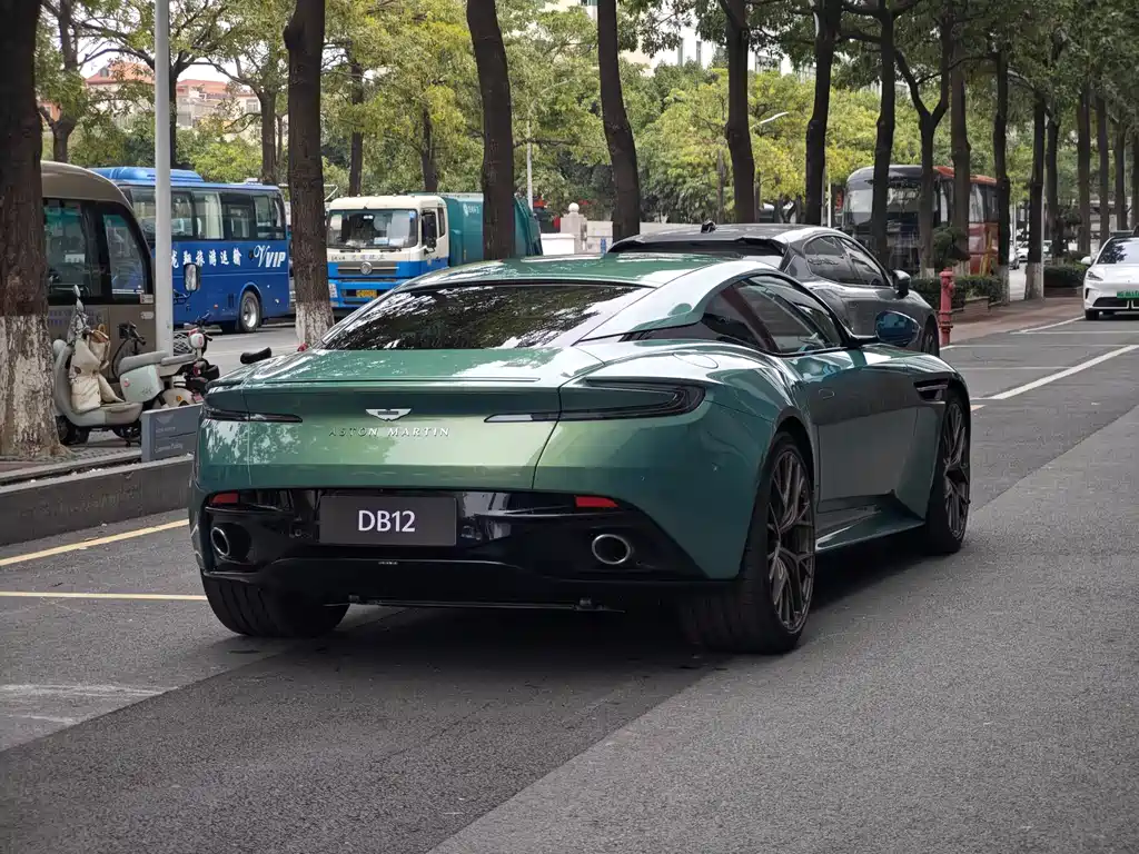 Aston Martin DB12 — фото 10