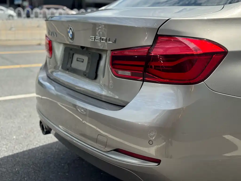 BMW 3 Series 2018 — фото 36