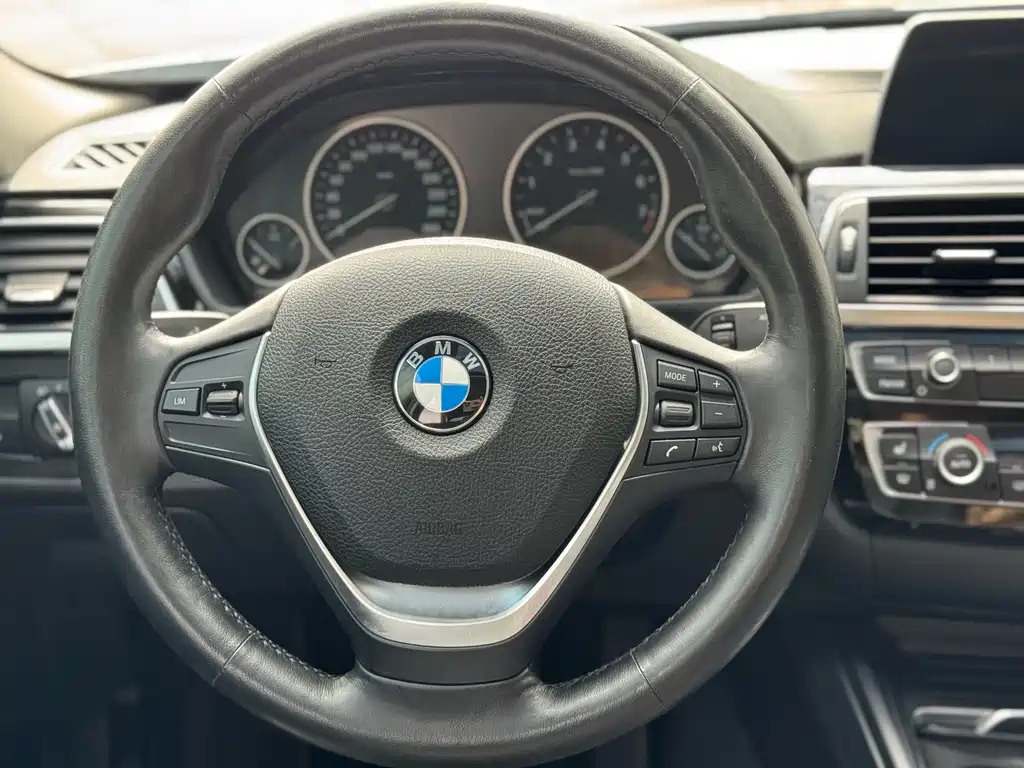 BMW 3 Series 2018 — фото 14