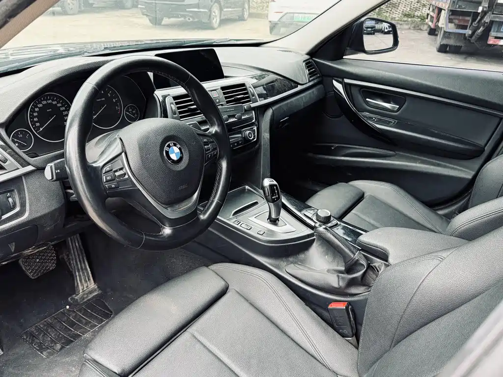 BMW 3 Series 2017 — фото 19