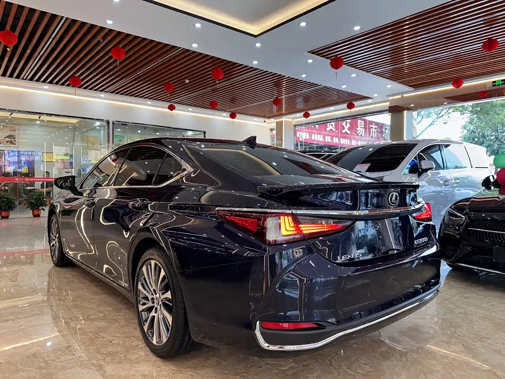 Lexus ES 2019 — фото 6