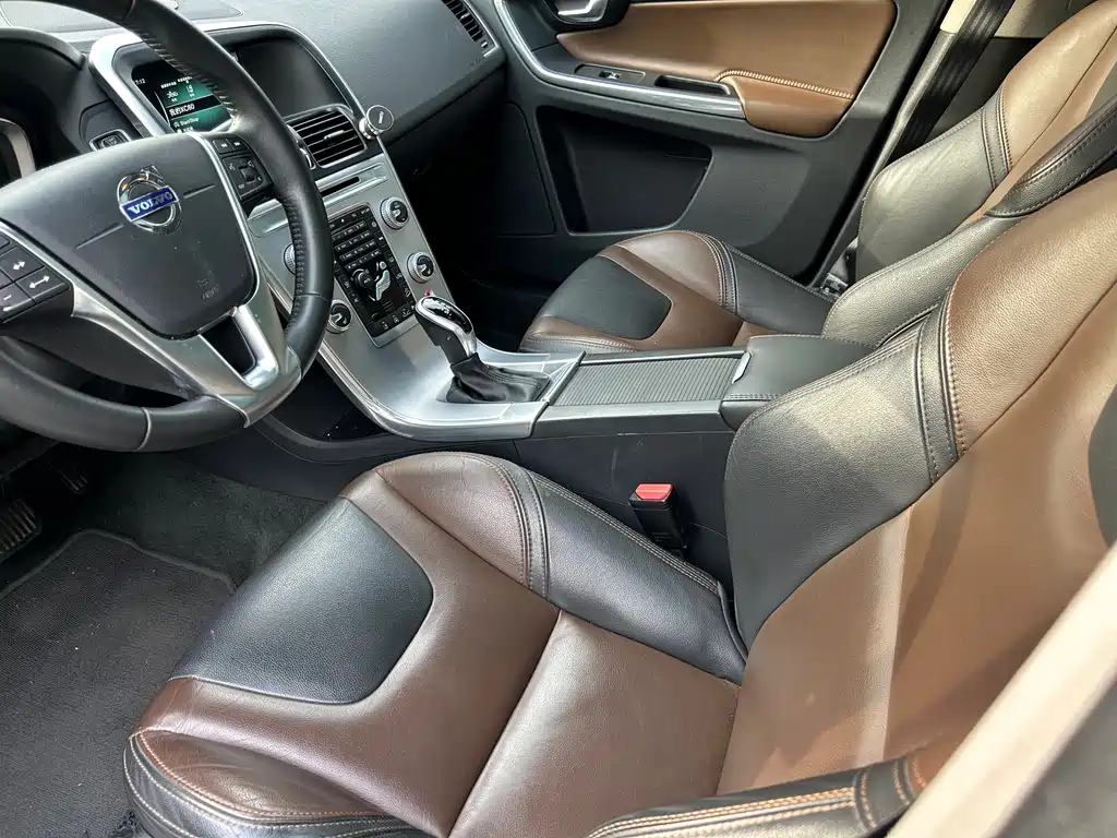 Volvo XC60 2017 — фото 18