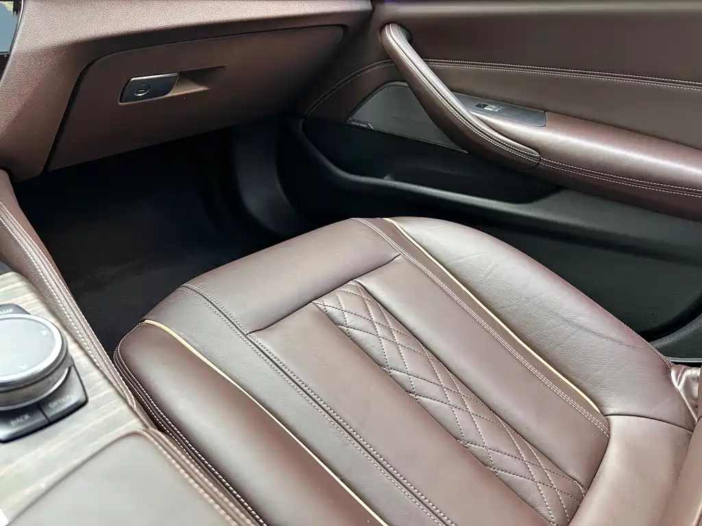 BMW 5 Series 2018 — фото 28